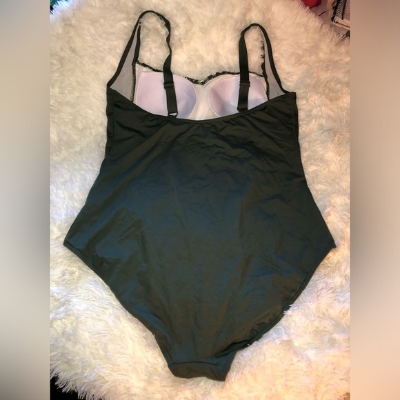 VENUS Green and White One-Piece Swimsuit size 16D - Picture 3 of 16